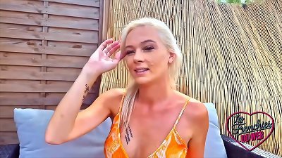 Oletsha, a mischievous woman with a 90D