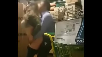 The head of the department store's electronics section has sex with his employee at the warehouse and becomes a sex addict.